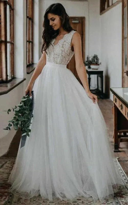 Romantic Scalloped V-neck Tulle Lace A Line Floor-length Sleeveless Wedding Dress-715940
